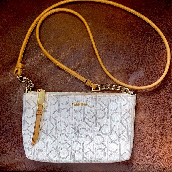 Calvin Klein Hayden Signature Chain Crossbody 💯